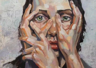 Ein Ölgemälde im zeitgenössischen Realismus mit dem Titel "Still a Voice" aus der Serie Generation Courage. Es zeigt eine Frau, die ihre Hände vor das Gesicht hält, aber durch die Finger blickt. Ihre grünen Augen sind leuchtend. Das Gemälde thematisiert Zensur, Widerstand und die Bedrohung der Kunstfreiheit unter Druck.
